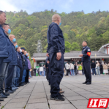 张家界国家森林公园门票站“劳动最光荣，奋斗最青春”