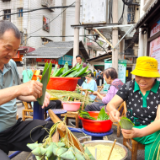 永定街道：包端午“爱心粽”送空巢老人