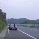 张家界：一驾驶员行车途中贪恋窗外美景 违停应急车道打卡被罚