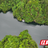 夏日宝峰湖 碧水荡轻舟（组图）