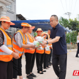 张家界：情系一线环卫工 平安度夏送清凉