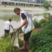 永定区枫香岗街道：清理河道垃圾 美化人居环境