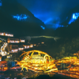 张家界：“狐仙”将游客迷恋在天门山下