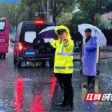 满意在张家界｜张家界交警一大队：化身“浇警” “雨”你同行