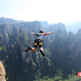 湖南张家界：百龙天梯第二届高空极限荡绳挑战活动启幕