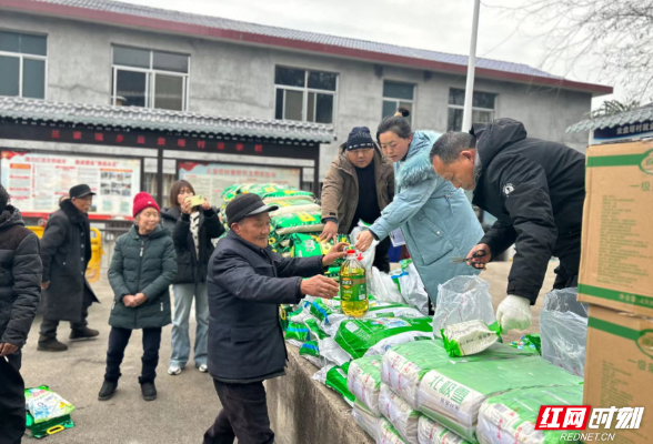 永定区三家馆乡：“爱心传递，温暖民心”企业关爱老人下乡慰问活动