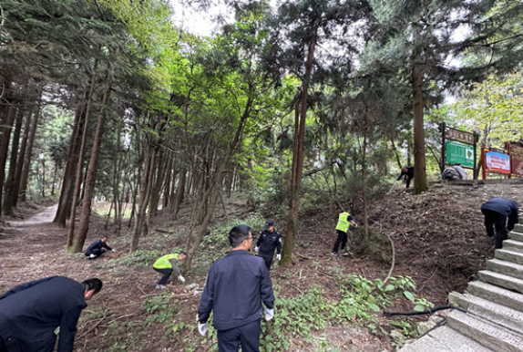 张家界武陵源风景名胜区和国家森林公园管理局黄石寨景区管委会开展“五员一体”全员保洁日活动