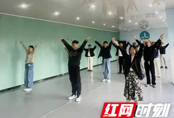 张家界市慈利县岩泊渡镇：舞动青春 解锁新“夜”态