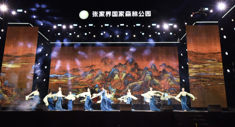 演绎山水奇境：舞蹈诗剧《只此青绿》—《青绿》选段、音乐诗画《江山竞秀》在张家界国家森林公园震撼上演