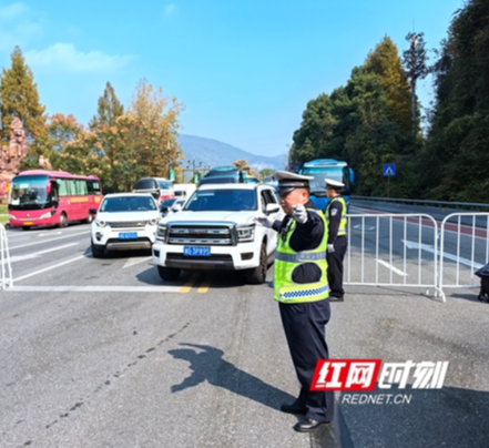 张家界市交警支队直属二大队：护跑马拉松 一路“警”相随