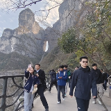 张家界天门山：别有洞天好美景 打卡拍照笑起来