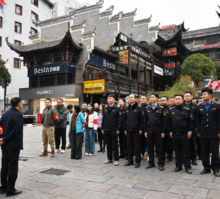 湖南张家界：“大盖帽+红袖章”温情执法、劝导维护市容市貌