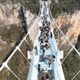 逛玻璃桥 溜滑索 玩蹦极 张家界大峡谷景区迎春节旅游高峰