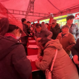 锣鼓塔街道张家界社区积极组织居民参加“春风行动”招聘会