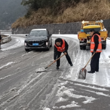 冰雪封路，慈利县公路建设养护中心火速上路保通