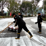 雪映初心党旗红 万福温泉党支部做好道路清雪工作