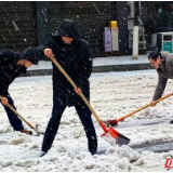 张家界：铲雪除冰保畅通 人社服务为人民