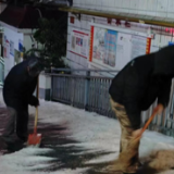 永定区：扫雪防冻  小区志愿者傍晚打通回家“最后一公里”