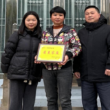 许家坊土家族乡：送奖到家扬典型 最美家庭浸乡风