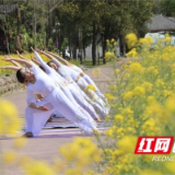 张家界黄龙洞景区：春暖花开 柔美瑜伽花丛“争艳”