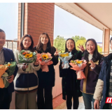 永定区机场小学为女职工送花庆祝国际妇女节