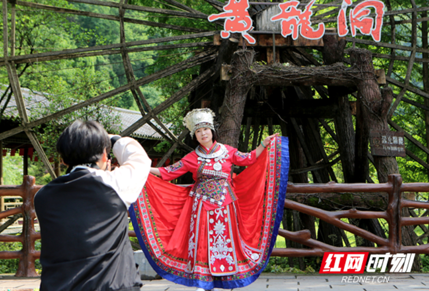 张家界黄龙洞景区： 韩国人钟情少数民族传统服饰，换装拍照好开心