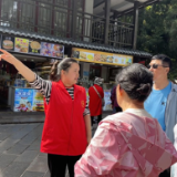 黄石寨景区开展“舒心出游 不负春光”志愿服务活动