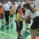 张家界澧滨小学开展“红领巾爱祖国”新队员入队仪式