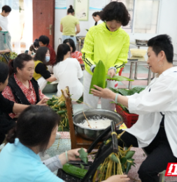 张家界市特殊教育学校举行“感悟传统文化 共度端午佳节”包粽子活动