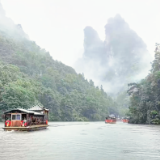 张家界宝峰湖：雨中游湖，别有一番风味