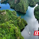 张家界宝峰湖避暑游持续升温，游客纷至沓来