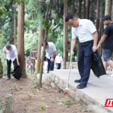 张家界武陵源风景名胜区和国家森林公园管理局携手黄石寨管委会开展8月“景区全员清洁日”活动