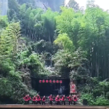 张家界宝峰湖：少儿舞蹈秀为祖国母亲庆生