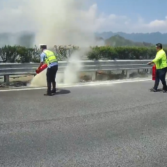 高速公路中央隔离带起火  张家界高速交警紧急处置