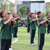 张家界永定中学举行2024级七年级新生始业教育会操展演