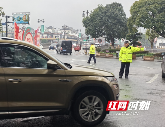 张家界市交警支队直属二大队：全警上岗到一线 雨中执勤保畅通 （组图）