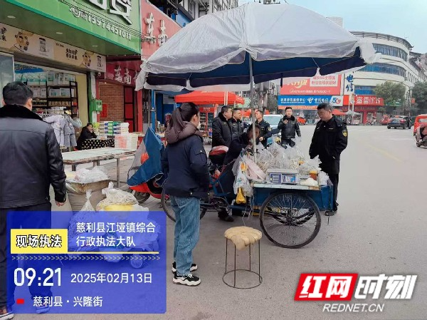 慈利县江垭镇：清理占道经营 保障路段秩序