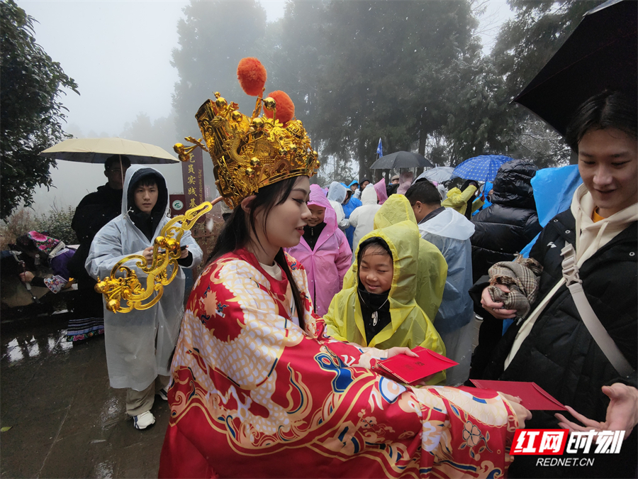 张家界国家森林公园：财神送福贺新春