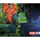 永顺：司机大意坠崖命悬一线 交警搜山终获平安