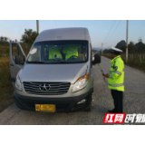 湘西交警查获“黑校车” ,驾驶员准驾不符且超员