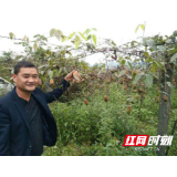 情暖川河界——记保靖县清水坪镇小溪村第一书记胡孝松