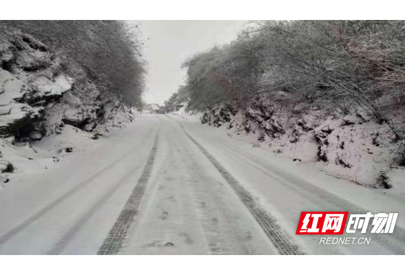 龙山交警：“打卡”冰雪路段确保道路交通安全