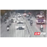 凤凰：出租车掉头抢道“吓倒”摩托车