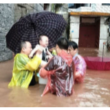 凤凰古城突降暴雨导致内涝 凤凰公安全力抗洪抢险