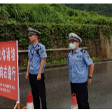 暴雨致山体滑坡通行受阻 吉首交警彻夜守护11个小时