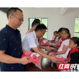 望城区星城实验学校到洗车镇开展捐赠和教学交流