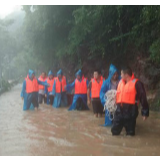 暴雨突袭群众被困 泸溪县乡镇干部翻山越岭转移群众