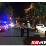 磅车漏油公路变“油路”  吉首交警彻夜奋战化解险情