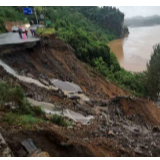 泸溪：公路坍塌后，六旬老人的40分钟坚守