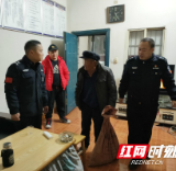 深夜老人醉酒迷失方向 吉首交警暖心助其安全回家